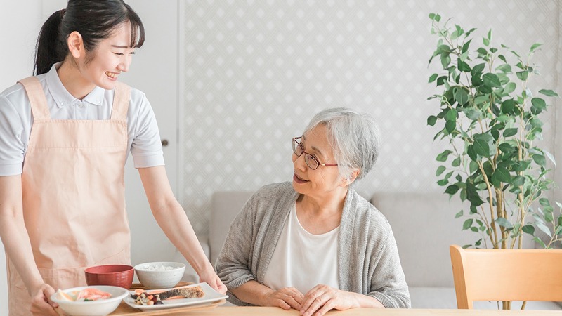 利用者のため、食事を用意する介護士